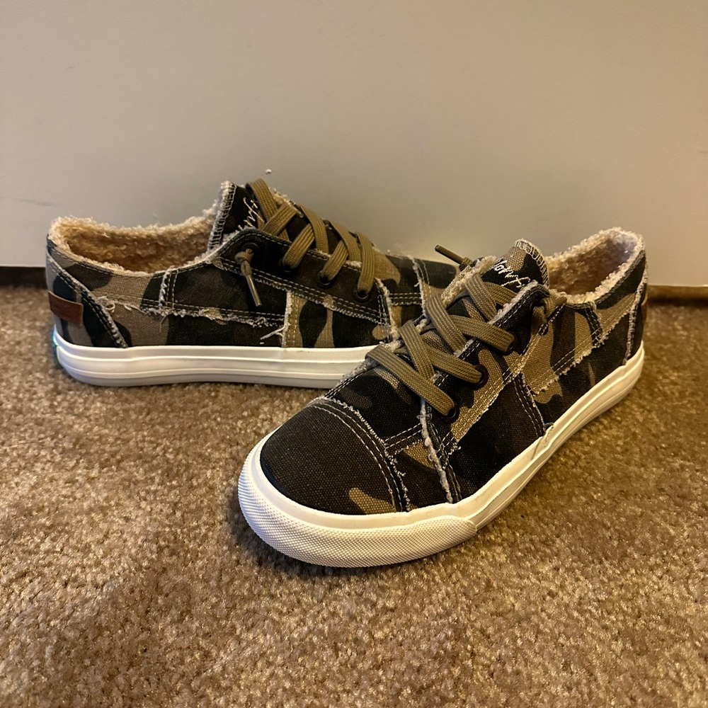 Women’s blowfish camo shoes - size 9. Fleece lines. NWOT